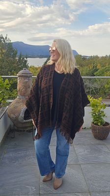 Hovedbilde ROXANA PONCHO SCARF ( dl1902 ) - m&oslash;rk brun