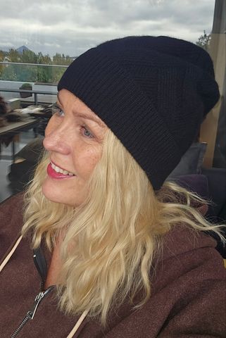Hovedbilde ESSENZA YVA BEANIE (100 % Cashmere) – Black