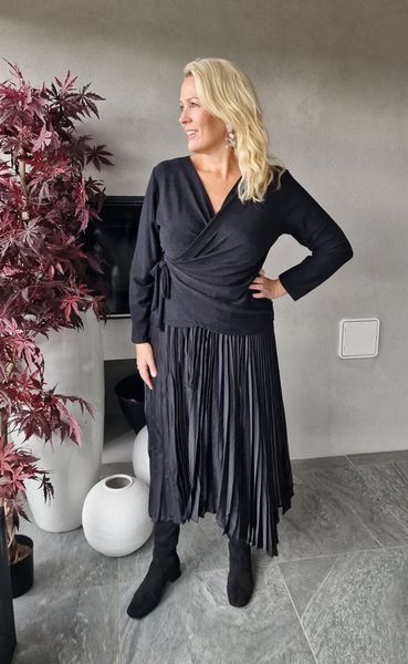 SHOP THE LOOK - Andi Blouse & Midi skirt