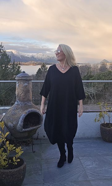 Sanna V-neck Dress –  black