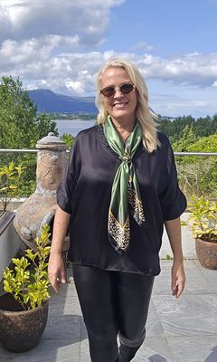 Hovedbilde LEONA SCARF - grønn med leopardkant