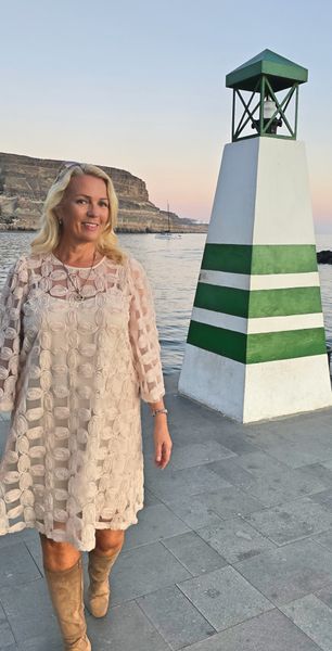 SHOP THE LOOK - Violet short dress med tilbeh&oslash;r