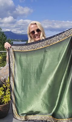 Hovedbilde LEONA SCARF - grønn med leopardkant
