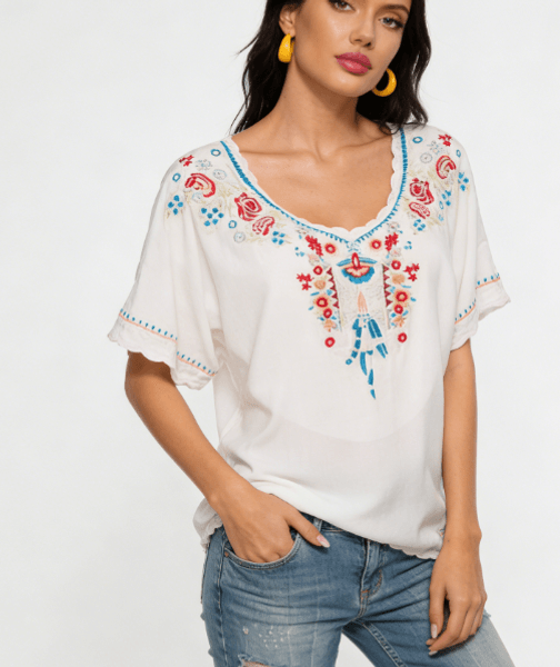 PUGLIA BLOUSE- Lys bunn med broderi i bl&aring; og r&oslash;de nyanser