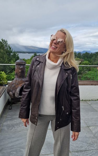 SHOP THE LOOK - Skinnjakke, genser, bukse
